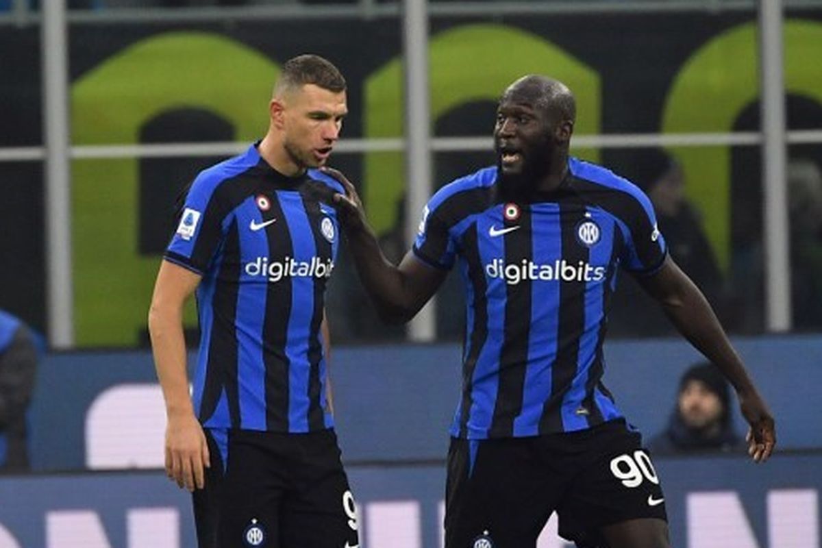 Striker Inter Milan, Edin Dzeko (kiri), tengah berbincang dengan Romelu Lukaku (kanan) setelah Dzeko mencetak gol ke gawang Napoli, Kamis (5/1/2023) dini hari WIB di Stadion Giuseppe Meazza.