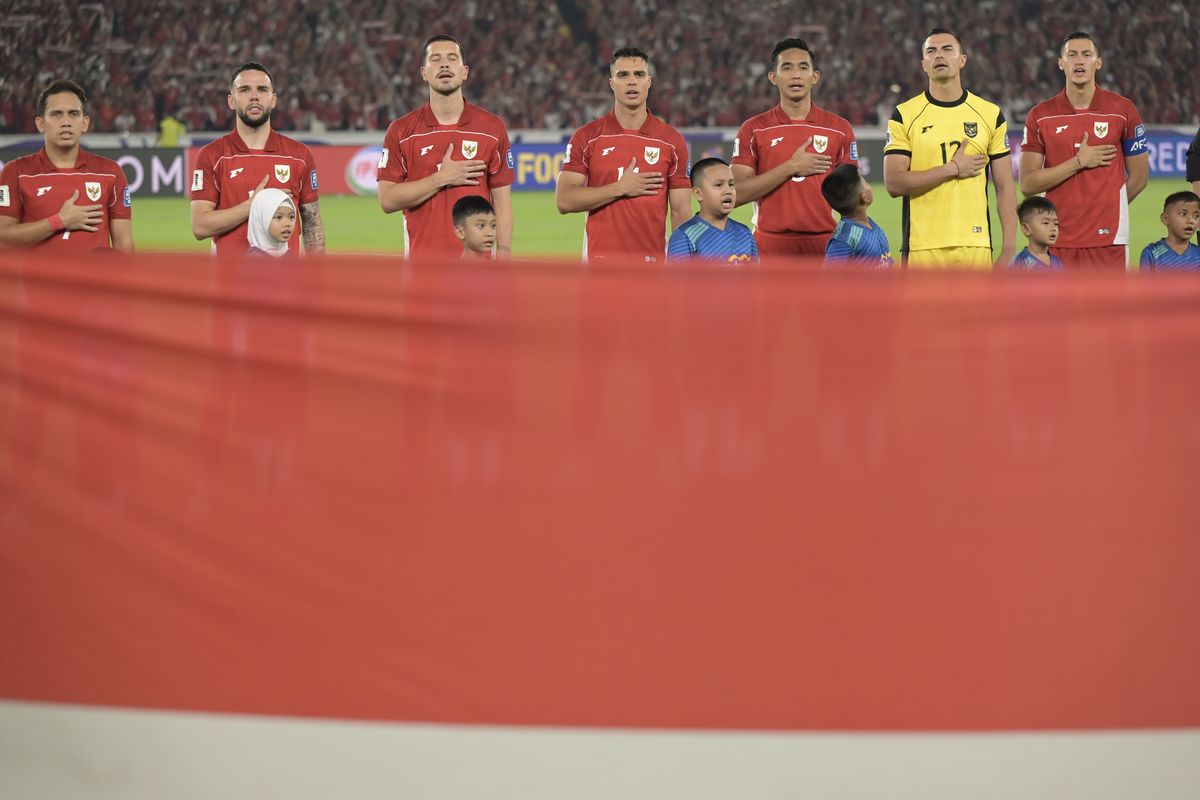 Pesepak bola Timnas Indonesia menyanyikan lagu Indonesia Raya sebelum bertanding melawan Timnas China pada pertandingan Kualifikasi Piala Dunia 2026 putaran ketiga Grup C di Stadion Utama Gelora Bung Karno, Jakarta, Kamis (5/6/2025). ANTARA FOTO/Fauzan/mrh/tom.