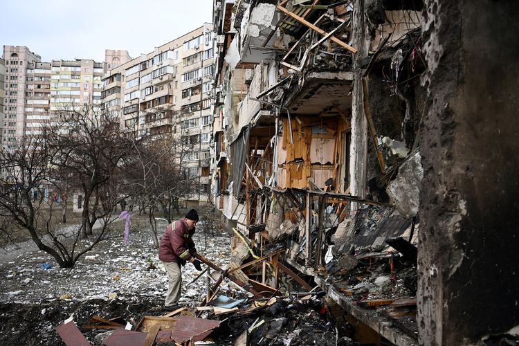 Rudal Rusia Hujani Kota-kota Ukraina, 2 Ledakan Keras Terdengar di Kiev