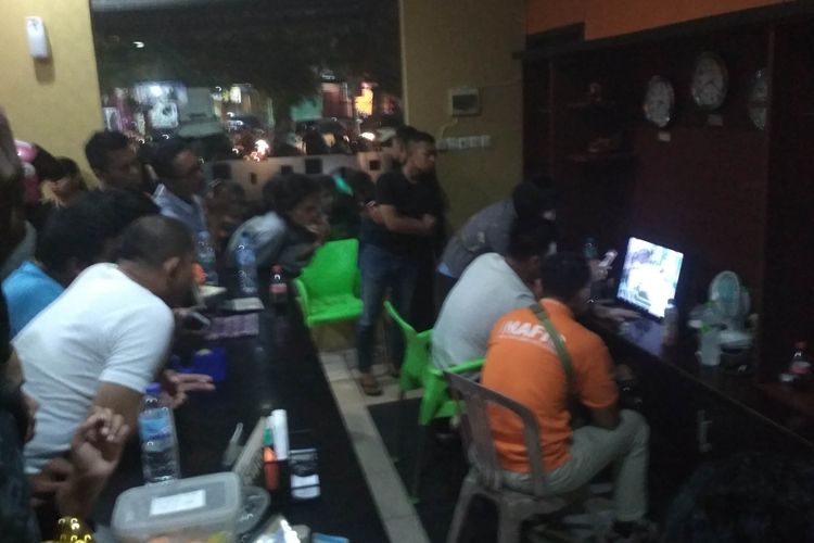 Tim Inafis Polrestabes Makassar, memeriksa rekaman CCTV di hotel Benhil Toddopuli Makassar, untuk mengetahui penemuan mayat perempuan tanpa identitas, Kamis (11/4/2019).