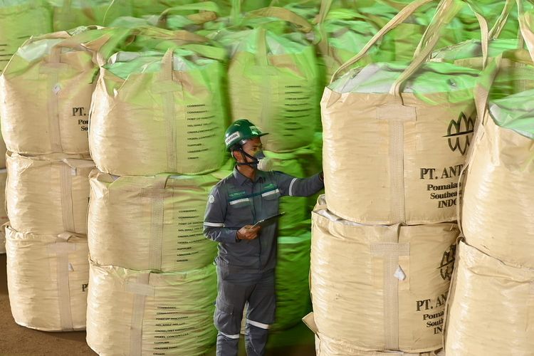 Area gudang feronikel di Unit Bisnis Pertambangan Nikel Kolaka milik PT Antam Tbk.