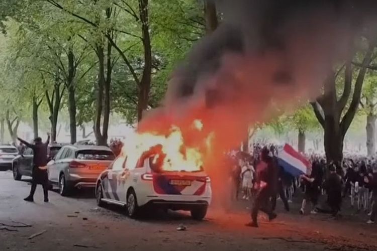 Demo di Belanda rusuh, demonstran membakar mobil polisi pada Sabtu (20/9/2025).