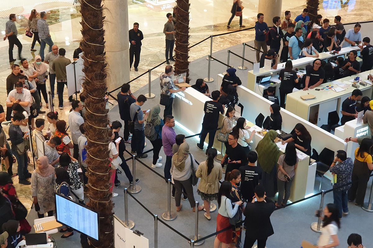 Keramaian calon pembeli di penjualan perdana Samsung Galaxy Note 10 dan Note 10 Plus di Mal Kota Kasablanka, Jakarta, Jumat (23/8/2019).