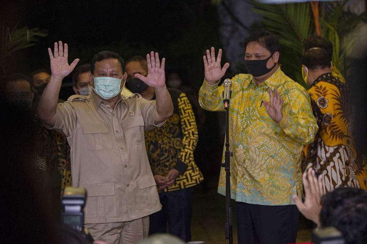 Ketua Umum Partai Gerindra Prabowo Subianto (kiri) dan Ketua Umum Partai Golkar Airlangga Hartarto (kanan) berpamitan kepada wartawan usai menyampaikan keterangan kepada wartawan usai silaturahmi politik di kediaman pribadi Prabowo, Jalan Kertanegara, Kebayoran Baru, Jakarta, Senin (6/7/2020). Silaturahmi politik kedua partai politik yang dilakukan secara tertutup itu membahas pentingnya stabilitas di antara Parpol dan wacana koalisi dalam Pilkada serentak 2020. ANTARA FOTO/Aditya Pradana Putra/hp.