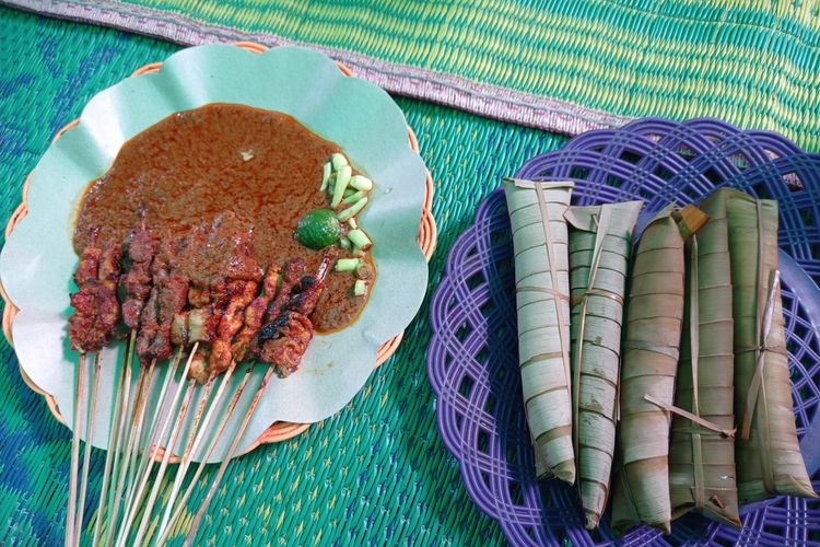 Sate Bulayak merupakan sate yang berbalur bumbu rempah santan dan disajikan bersama bulayak atau lontong khas Lombok.