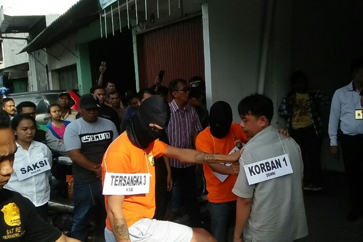 Polisi melakukan rekonstruksi pengeroyokan dua anak jalanan yang dilakukan enam orang pengemudi ojek online di Jalan Tubagus Angke, Angke, Tambora pada Senin (5/3/2018).