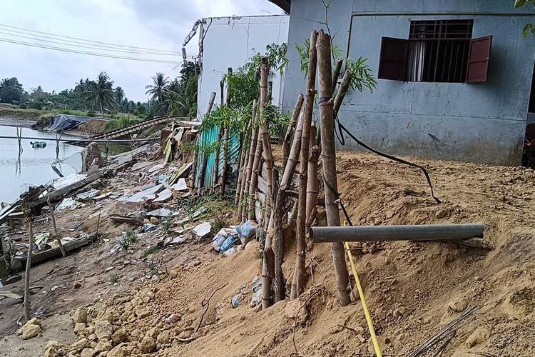 Harap-harap Cemas Bertahan di Sisa Rumah yang Hancur Saat Banjir Aceh Utara