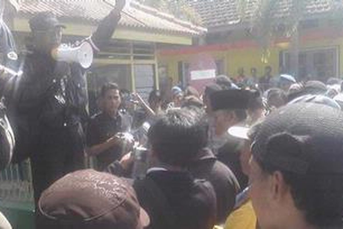 Massa DKRB saat ngeluruh rumah sakit Syamrabu Bangkalan