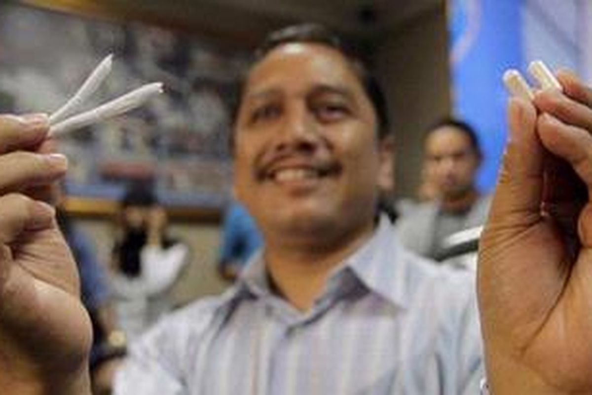 Kepala Humas Badan Narkotika Nasional (BNN), Komisaris Besar Sumirat Dwiyanto, dalam jumpa pers di Kantor BNN, Jakarta, menunjukkan barang bukti narkoba yang ditemukan saat penggerebekan di rumah Raffi Ahmad, Minggu (27/1/2013). BNN menangkap 17 orang dalam operasi penggerebekan narkoba di rumah Raffi Ahmad. 