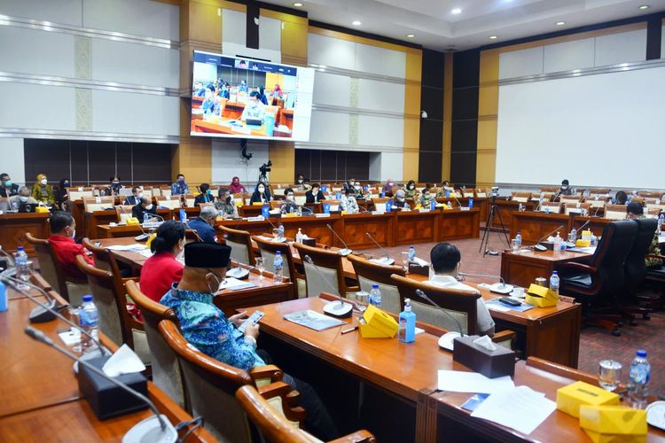 Rapat Kerja (Raker) dan Rapat Dengar Pendapat (RDP) Kementerian Komunikasi dan Informatika (Kemenkominfo) bersama Komisi I DPR RI, Senayan, Jakarta, Selasa (16/11/2021). 
