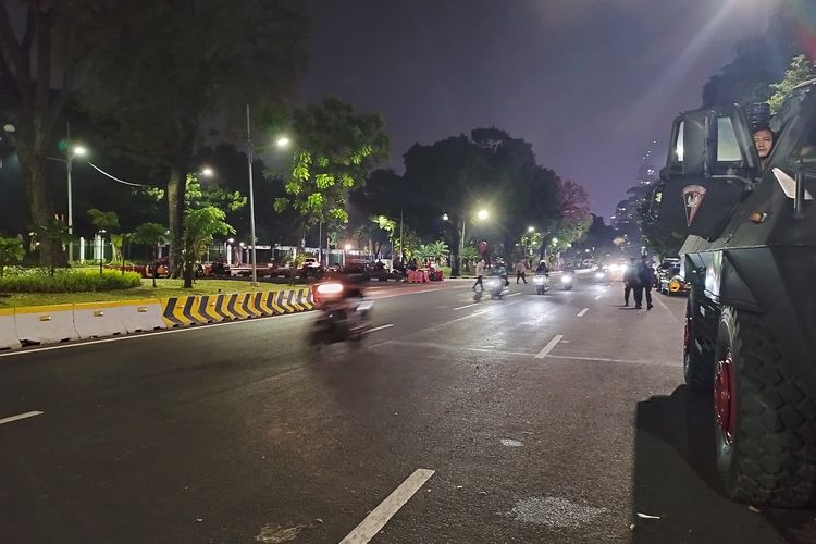 Kendaraan bermotor melintas di Jalan Medan Merdeka Barat arah Harmoni, Gambir, Jakarta Pusat, Senin (16/10/2022) malam.