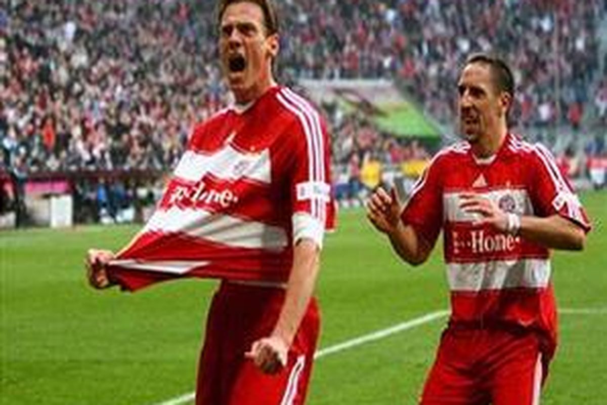 Tim Borowski (kiri) dan Franck Ribery, ikut menyumbang gol ketika Bayern Muenchen menaklukkan Wolfsburg 4-2.
