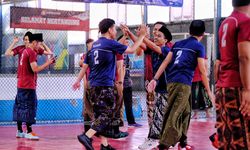 Kenakan Kaus 