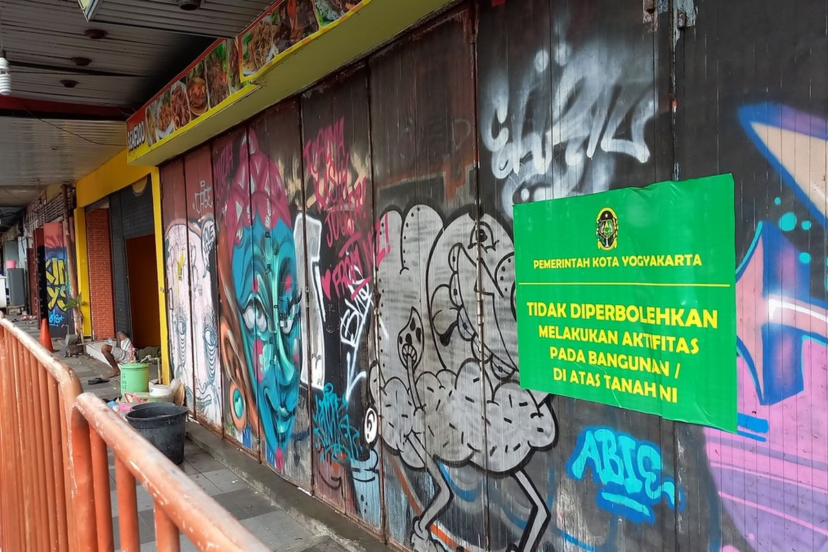 Segel yang dipasang oleh Pemerintah Kota Yogyakarta kemarin