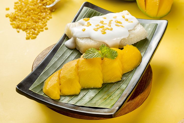 Khao Niew Mamuang (Ketan Mangga dengan fla santan khas Thailand)