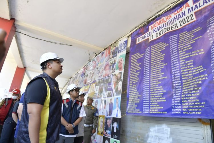Menteri Pemuda dan Olahraga Republik Indonesia (Menpora RI) Dito Ariotedjo melihat nama-nama korban usai berdoa untuk korban tragedi Kanjuruhan yang tepat setahun yang lalu pada 1 Oktober 2023 di Pintu 13 Stadion Kanjuruhan Kepanjen, Kabupaten Malang, Jumat (6/10/2023) pagi.