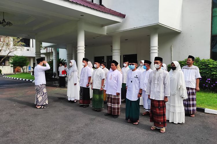 Bupati Lumajang Thoriqul Haq pimpin apel pagi menggunakan pakaian ala santri di Kantor Pemkab Lumajang, Jumat (21/10/2022)