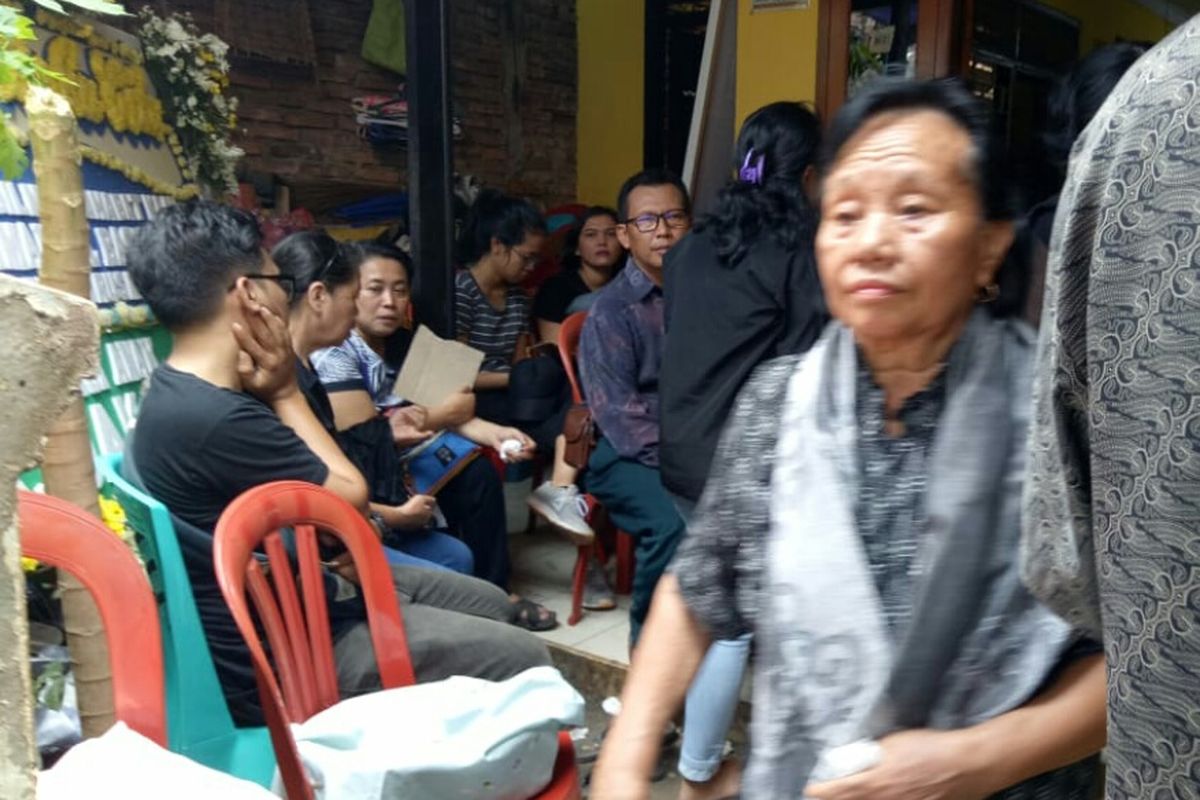 Suasana rumah Moses Immanuel Baskoro, salah pelajar yang tewas tenggelam di Sungai Ciujung, Kawasan Suku Adat Baduy di Desa Kanekes, Leuwidamar, Lebak, Banten. Rumah korban berada di  Jalan Penggilingan Rt 002/008, Cakung, Jakarta Timur,