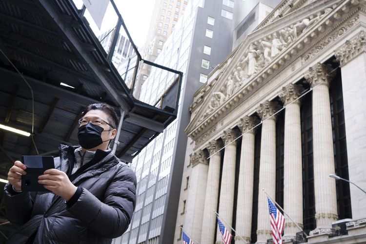 Seorang lelaki berdiri di depan New York Stock Exchange di New York, New York, AS. Virus corona menyebabkan New York menyatakan kondisi darurat. EPA-EFE/JUSTIN LANE