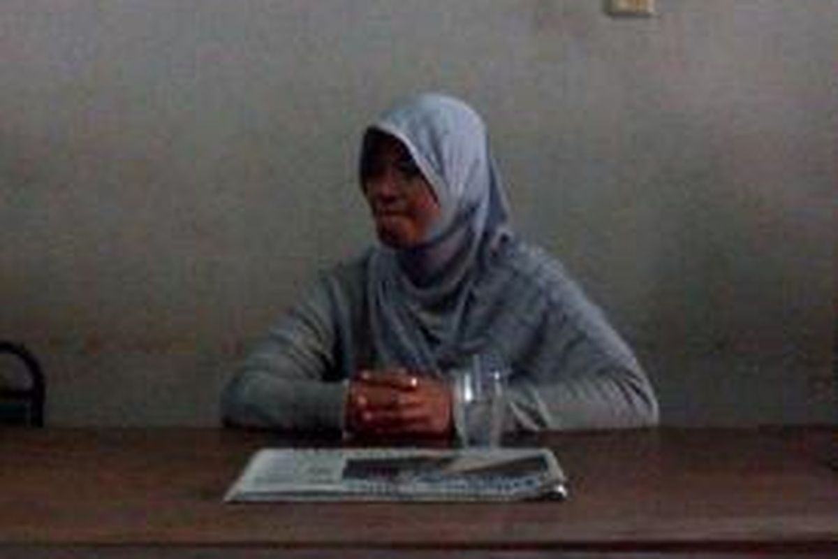 Air mata Suparmi tak terbendung ketika menceritakan peristiwa yang dialami oleh putri kesayanganya Ervani Emihandayani (29) di Kantor LBH Yogyakarta, Jumat (31/10/2014). 