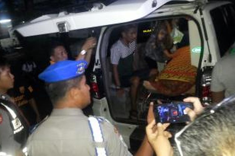 Jasad Aiptu Joko Suswanto, anggota polisi yang menjadi korban pembunuhan di Bolaang Mongondow Utara, Sulawesi Utara hendak diturunkan dari mobil jenazah saat akan diotopsi di RSUP Pfor Kandow, Manado.