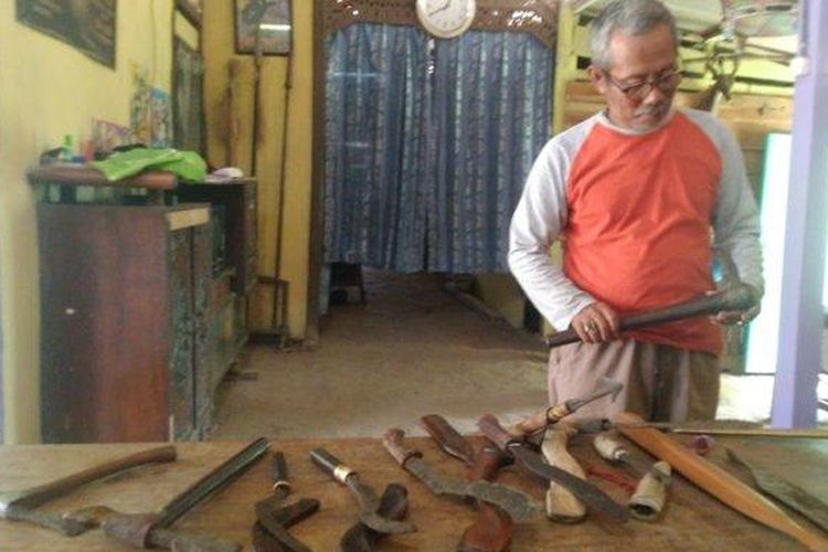 Mbah Yanto menunjukkan benda temuan di kompleks kubur peti batu orang Kalang di kawasan Gunung Pontang Desa Bleboh (Tribun Jateng/Rifqi Gozali)
