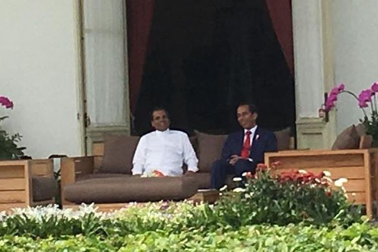 Presiden Joko Widodo dan Presiden Sri Lanka Yang Mulia Tuan Maithripala Sirisena saat berbincang di beranda Istana Merdeka, Jakarta, Rabu (8/3/2017).