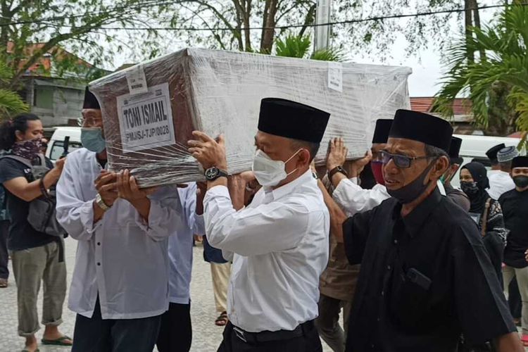 Sebanyak enam jenazah korban pesawat Sriwijaya Air tiba di Bandara Internasional Supadio Pontianak, Kalimantan Barat (Kalbar), Minggu (24/1/2021), sekitar pukul 06.25 WIB. Keenam jenazah tersebut masing-masing bernama Toni Ismail, Rahmawati, Athar Rizki Riawan, Ratih Windania dan Yumna Fanisyatuhzahra, mereka merupakan satu keluarga, asal Kota Pontianak. Kemudian satu jenazah lain bernama Muhammad Nur Kholifatul Amin, asal Kabupaten Mempawah.