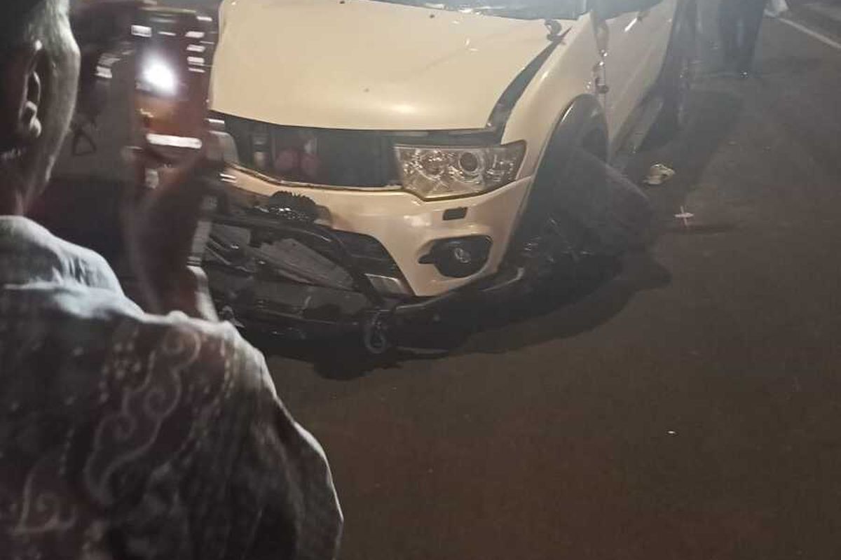 Mobil Mitsubishi Pajero terlibat kecelakaan tunggal di kawasan Ujung Menteng, Jakarta Timur, Kamis (6/8/2020)