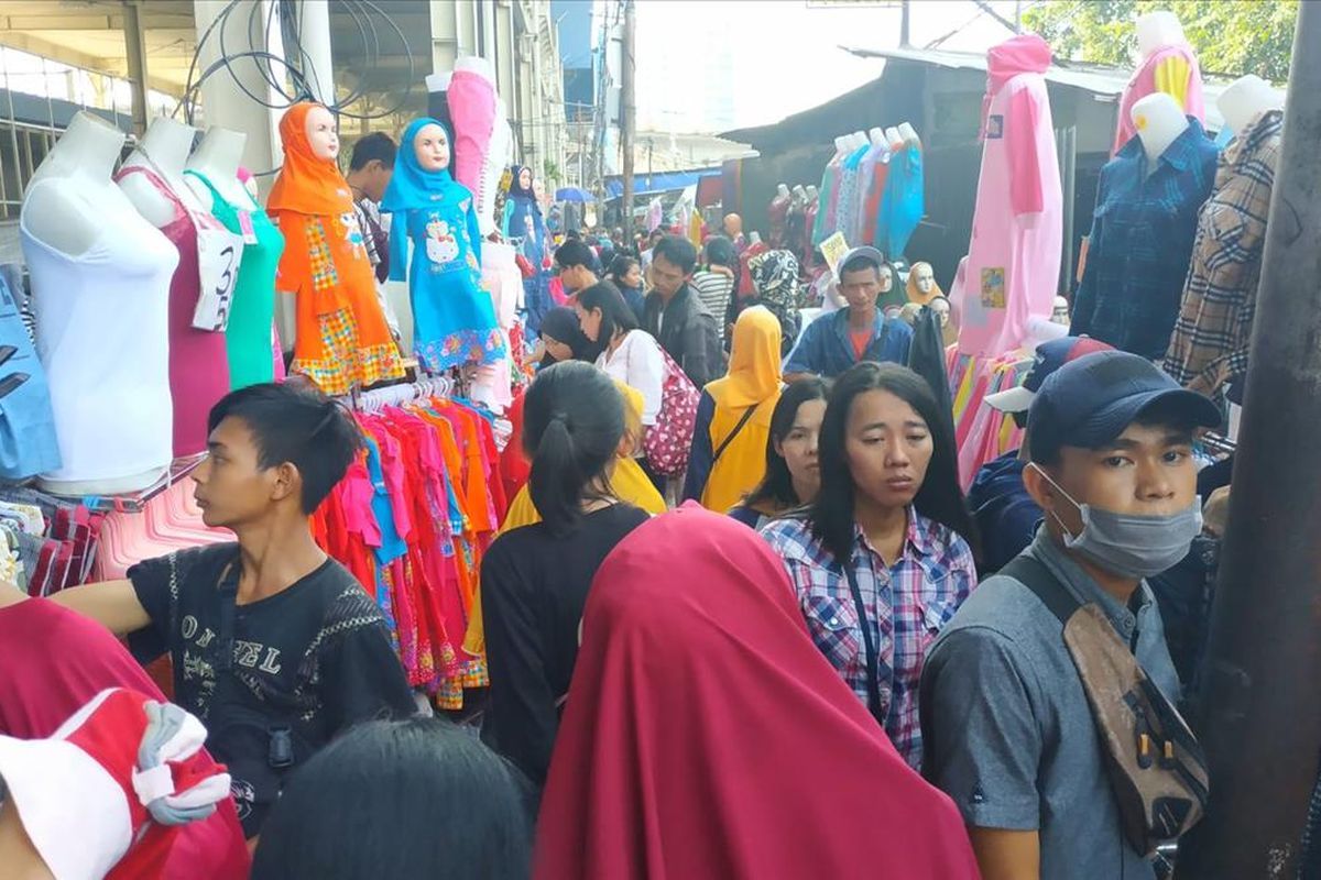 Keramaian di trotoar Jalan Jatibaru Tanah Abang, Jakarta Pusat, Rabu (29/5/2019).