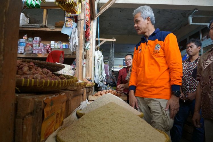 Gubenrur Jateng Ganjar Pranowo saat mengecek harga beras di Pasar Kota Banjarnegara, Jateng, Selasa (16/1/2018)