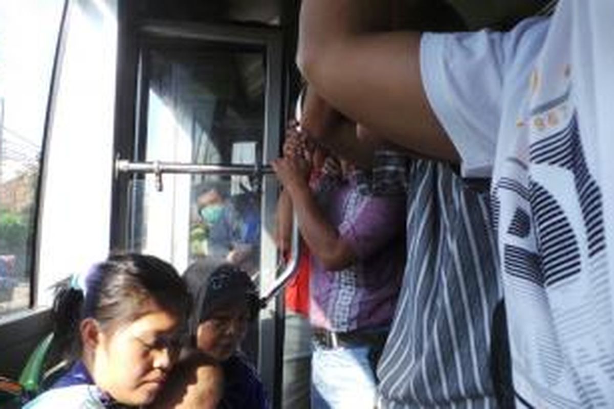 Pintu belakang di salah satu bus Transjakarta Koridor VII tidak dapat tertutup, Selasa (6/5/2014). Hal itu membahayakan penumpang.