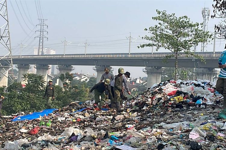 TPS Liar di Jembatan Ciganitri Bojongsoang Bandung Ditutup, Warga Diminta Pilah Sampah dari Rumah