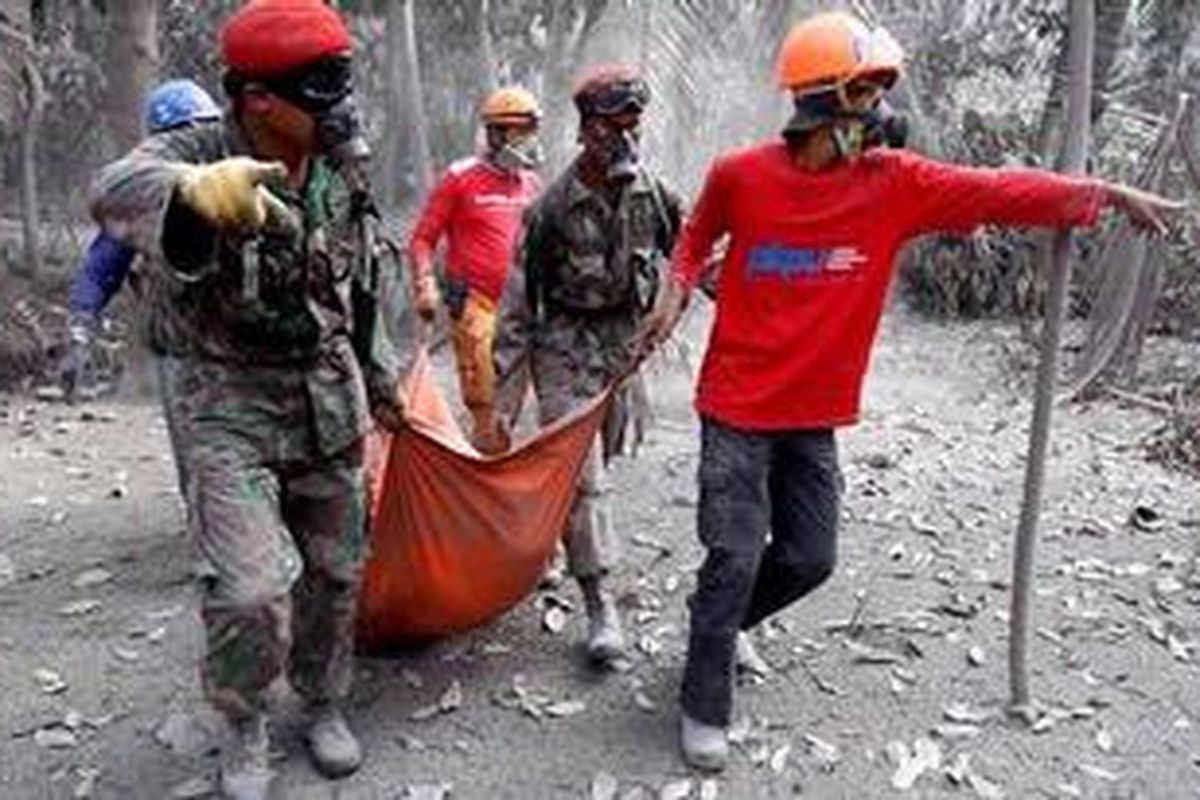 Anggota Kopassus dan relawan mengevakuasi jenazah korban letusan Gunung Merapi di Dusun Banjarsari, Desa Glagaharjo, Kecamatan Cangkringan, Sleman, DI Yogyakarta, Senin (8/11/2010). Letusan Gunung Merapi yang kembali terjadi 5 November lalu mengakibatkan sedikitnya 81 orang tewas, 66 orang luka-luka terkena semburan awan panas, dan 30.000 warga mengungsi. 
