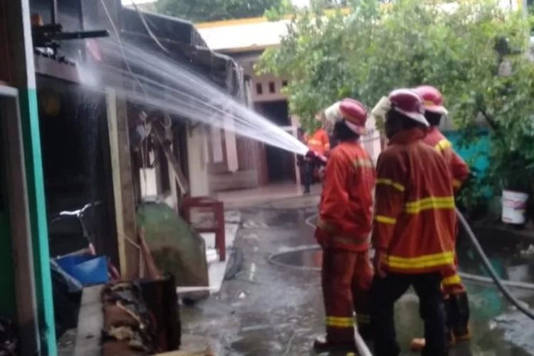 Petugas Dinas Damkar Kota Bekasi saat memadamkan api di sebuah bangunan kontrakan di Jalan Nusantara Raya nomor 16 RT 01 RW 02, Kelurahan Aren Jaya, Bekasi Timur, Rabu (8/2/2023) pagi.