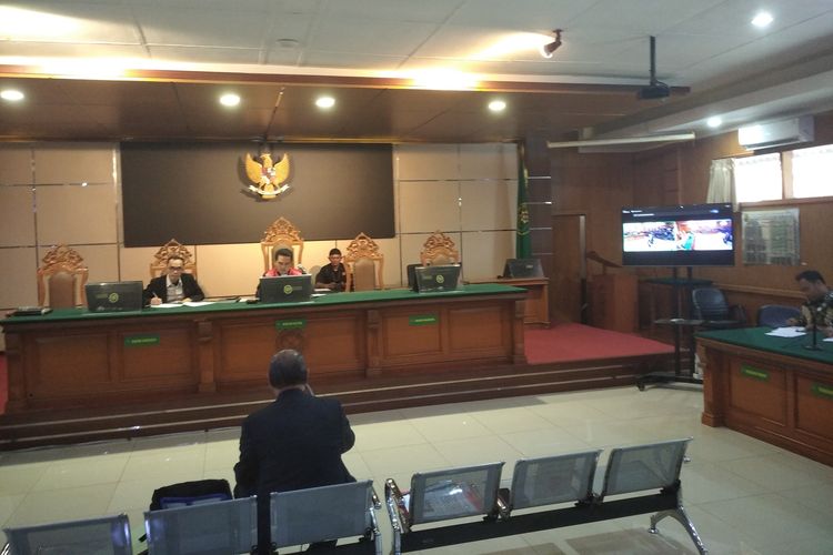Dosen Pasca Sarjanan Fakultas Hukum Universitas Jabaya, Prof Suhandi Cahaya, saat menjadi saksi ahli di sidang gugatan praperadilan Pegi Setiawan di PN Bandung Kelas IA, Rabu (3/7/2024).
