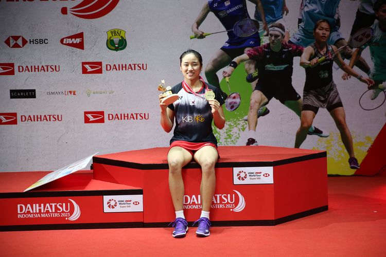 Tunggal putri Korea Selatan, An Se Young berhasil mengalahkan tunggal putri Spanyol, Carolina Marin melalui pertarungan tiga gim, 18-21, 21-18 dan 21-13 pada babak final gelaran Daihatsu Indonesia Masters 2023, Minggu (29/1), di Istora Senayan Jakarta. (Foto :  Humas PP PBSI)