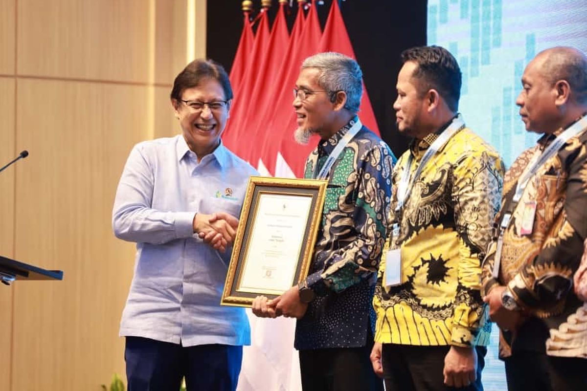Menteri Kesehatan RI Budi Guna Sadikin menyerahkan penghargaan intervensi stunting terbaik kepada Sekretaris Daerah (Sekda) Provinsi Jawa Tengah Sumarno dalam Rapat Koordinasi Nasional (Rakornas) Percepatan Penurunan Stunting Tahun 2025 di Auditorium Kementerian Kesehatan di Jakarta pada Rabu (12/11/2025).