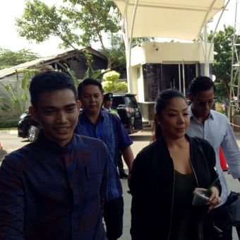 Putri mantan Ketua DPR Setya Novanto, Dwina Michaella (jaket hitam) diperkait kasus e-KTP, Rabu (10/1/2018).