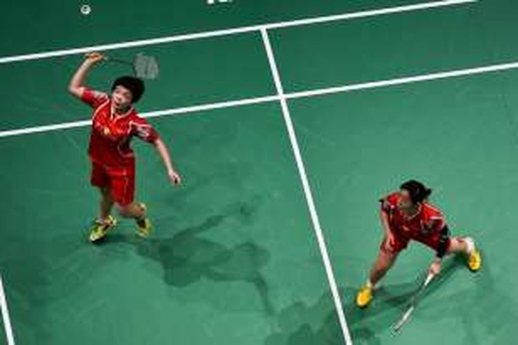 Pebulu tangkis ganda putri asal China, Chen Qingchen (kiri)/Jia Yifan, mengembalikan kok dari pasangan Korea Selatan, Jung Kyung-eun/Shin Seung-chan, pada babak penyisihan BWF Superseries Finals di Hamdan Sports Complex, Dubai, Rabu (14/12/2016).