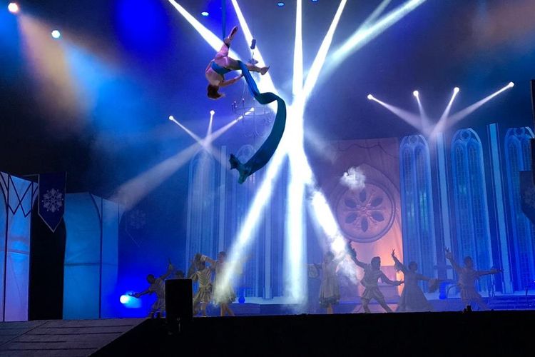 Circus on Ice menampilkan 11 pemain sirkus internasional dari Rusia dan Ukraina. Mereka menghibur penonton dari atas es.