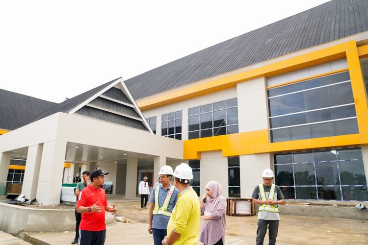 Gubernur Sulsel Andi Sudirman Sulaiman saat meninjau pembangunan rumah sakit Regional La Mappapenning di  Kecamatan Ponre, Kabupaten Bone, Selasa (13/6/2023).
