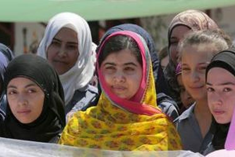 Pada ulang tahunnya yang jatuh pada hari Sabtu (11/7/2015) lalu, Malala Yousafzai berbagi suka cita dengan berkunjung ke Malala Yousafzai All-Girls School yang berada di Lebanon, dekat perbatasan Suriah.