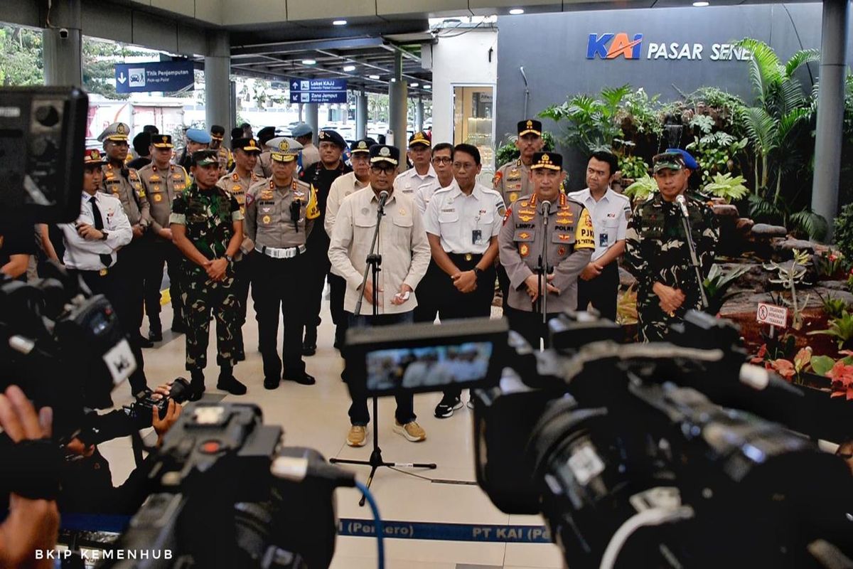 Menteri Perhubungan Budi Karya Sumadi bersama Kapolri Listyo Sigit Prabowo, Panglima TNI Jenderal Agus Subiyanto, dan Direktur Utama KAI Didiek Hartantyo saat meninjau arus mudik di Stasiun Pasar Senen, Jakarta pada Sabtu (6/4/2024). 