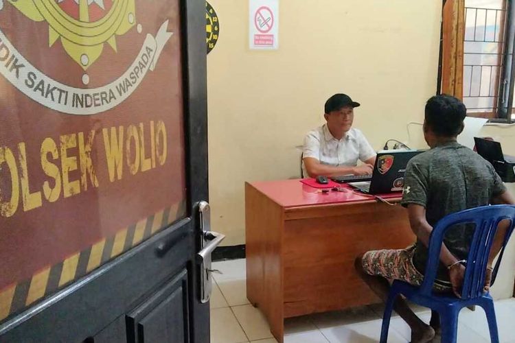 DIPERIKSA: Seorang pria inisial AR menganiaya kekasihnya, inisial MW (44) hingga tewas di dalam kamar kosnya di Lingkungan Kanakea, Keluraham Nganganaumala, Kecamatan Wolio, Kota Baubau, SulawesI Tenggara.