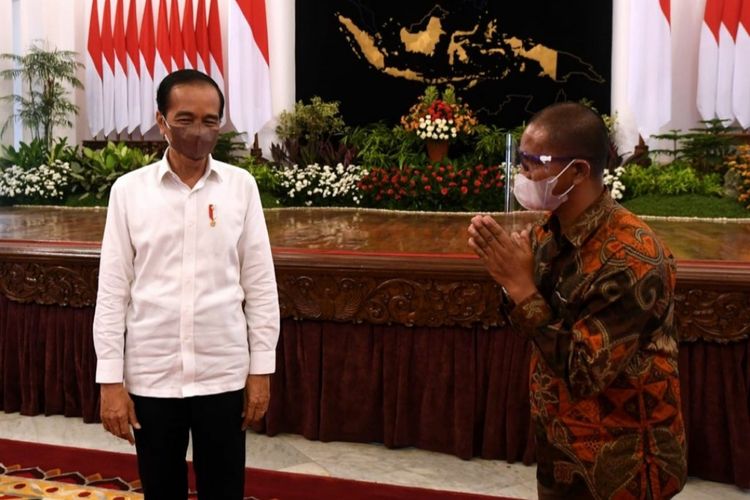 Presiden Joko Widodo bertemu peternak ayam asal Blitar, Suroto, di Istana Negara, Jakarta, Rabu (15/9/2021)..