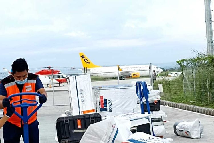 Suasana kedatangan logistik MXGP di Bandara Lombok