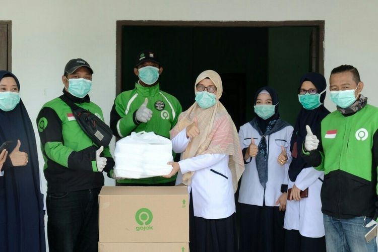 Ramai-ramai, driver Gojek di Makassar saweran dan membawakan makanan serta minuman untuk petugas medis yang menangani virus corona covid-19 di beberapa rumah sakit, Jumat (27/3/2020).