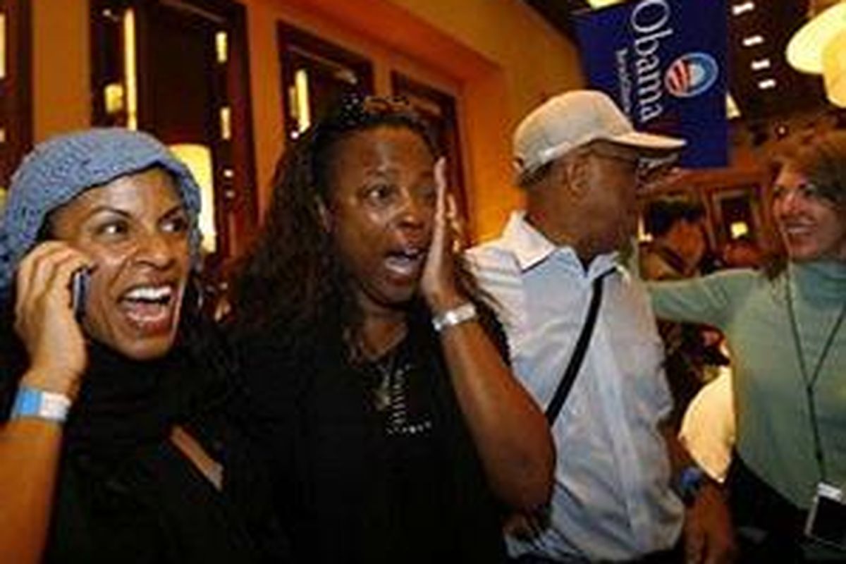 Warga kulit hitam Amerika bersorak emosional begitu mengetahui kemenangan Barack Obama dalam pemilu AS, Rabu (5/11). Obama akan menjadi Presiden pertama Amerika dari kulit hitam.