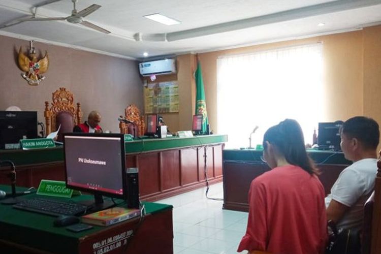 Terdakwa He Xian Dong, nakhoda kapal asal Taiwan, mendengar putusan majelis hakim pada sidang putusan, di Pengadilan Negeri Lhokseumawe, Aceh, Selasa (9/8/2022).